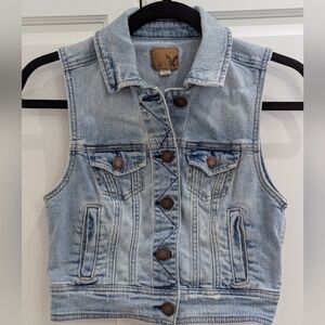 2/$35 American Eagle Denim Vest XS Light Wash Button Front Classic Jean Vest